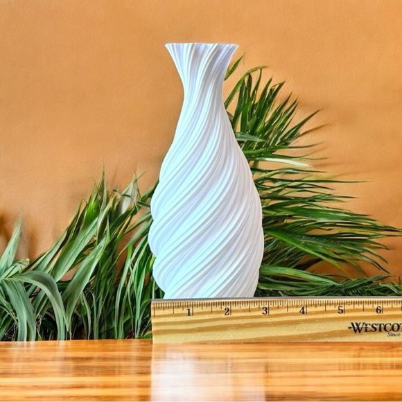 3D Printed Sculptural White Vase – Lightweight Modern Home Decor - Picture 6 of 7